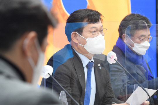 송영길 더불어민주당 상임선대위원장이 28일 오전 서울 여의도 더불어민주당 중앙당사에서 열린 선대위 본부장단회의에서 발언하고 있다.  [국회사진기자단]